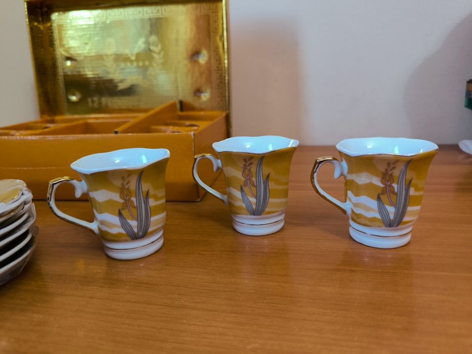 Vând set de cafea din porțelan, compus din 12 piese