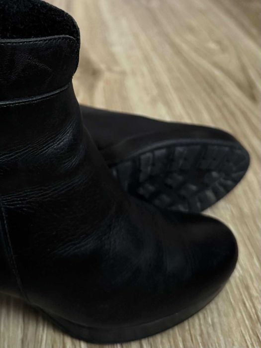 Черни боти, естествена кожа, в отлично състояние. Коледна оферта: -15%