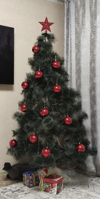 Продам ёлку с игрушками