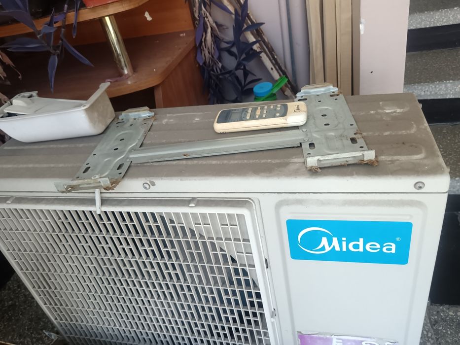 Свален но работещ климатик