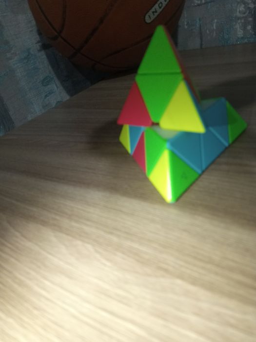 Кубик Рубика в форме перамиды