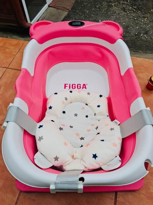 Cadiță nou născuți cu termometru