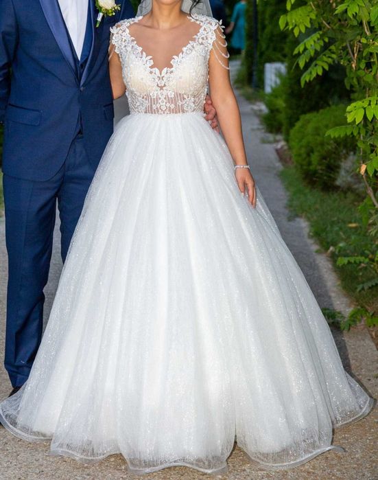 Rochie de mireasa tip printesa cu sclipici si crinolina