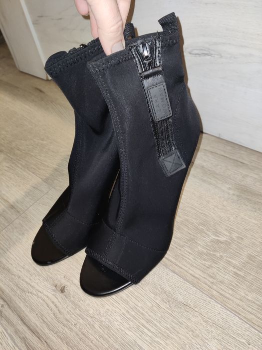 Cizmulițe decupate Zara