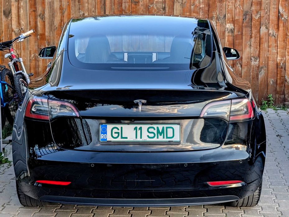 Tesla Model 3 SR+