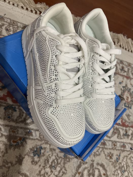 Стильные белые кроссовки со стразами (новые)