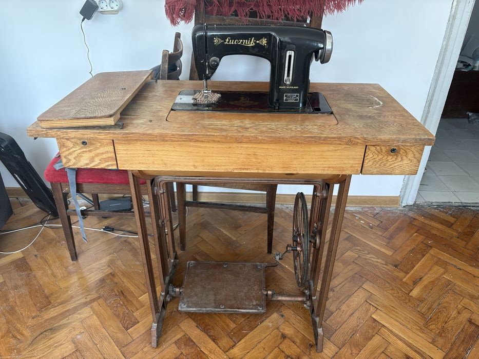 Продавам крачна шевна машина Лучник