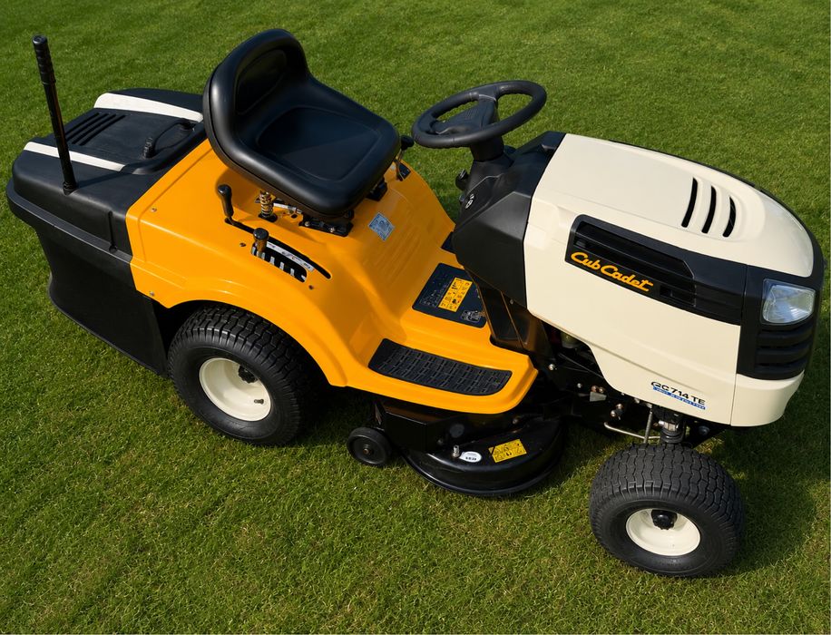 Tractoraș de tuns iarba/gazon  Cub Cadet CC 714 TE 2018 / cu Coș pentru iarbă / 420cc / 15 cai /Recent adus !