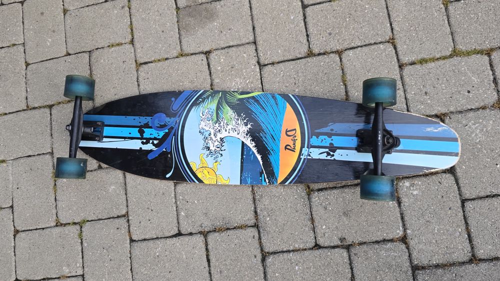 Vând longboard Dune 3D, lungime 101,5 cm (40"), în stare bună de funcționare.