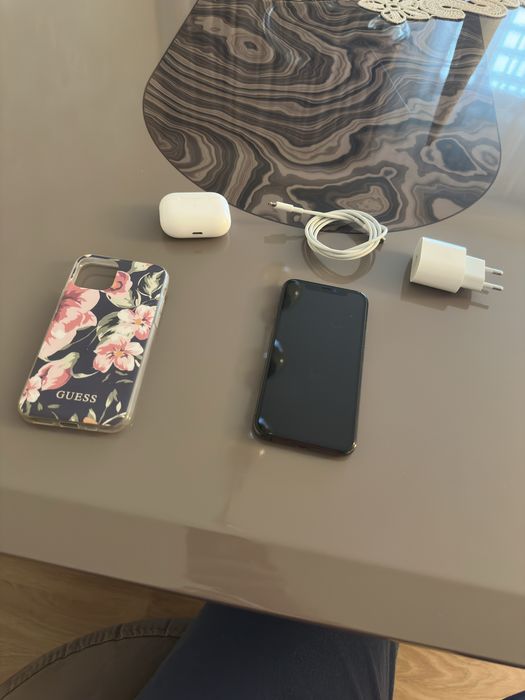 Vand iphone 11 pro + airpods cadou