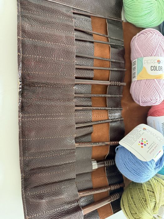 Луксозен компект куки за плетене + лот прежди