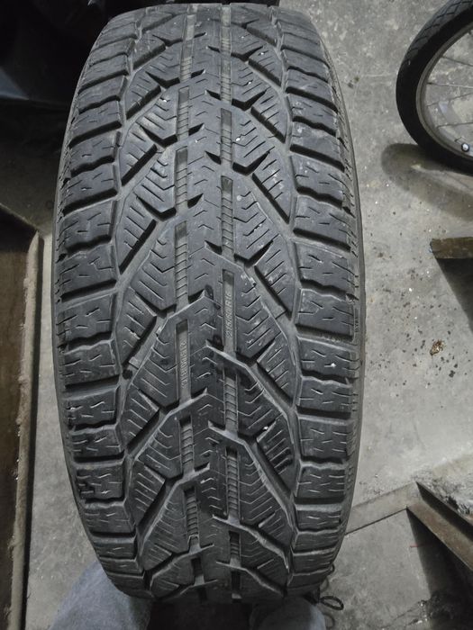 Vând anvelope 215 60 16