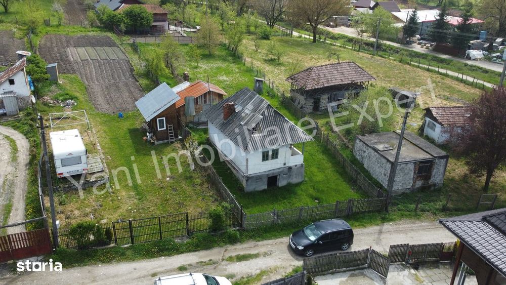 Casă de vânzare în comuna Mălureni, sat Mălureni, județ Argeș.