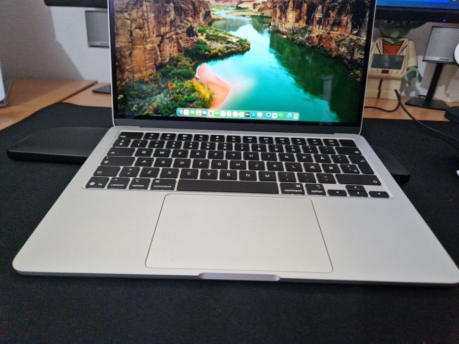 Macbook Air 13.6" M4 3 cicluri 16gb 256ssd