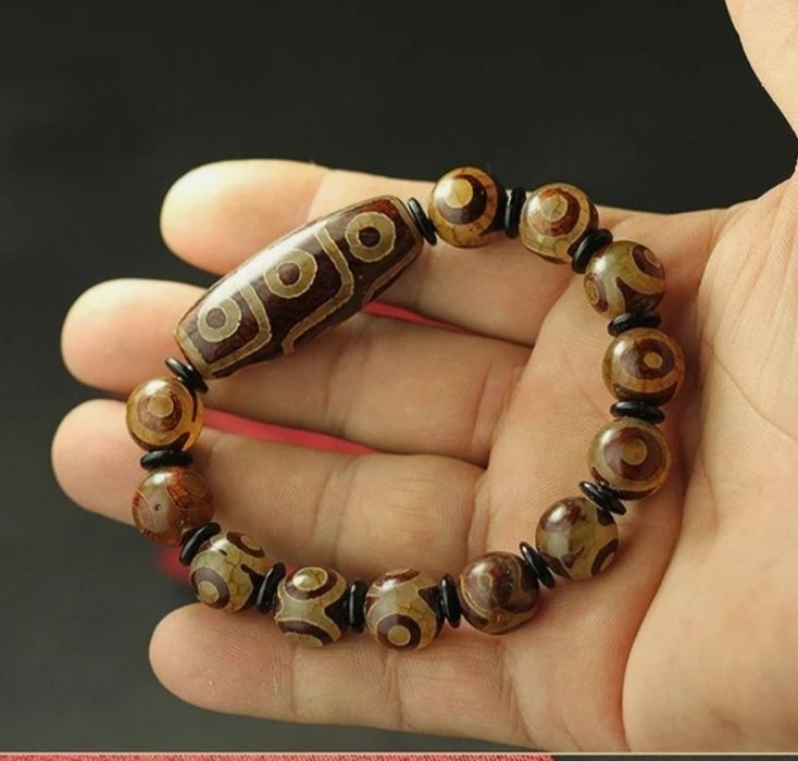 Браслет с бусинами Дзи