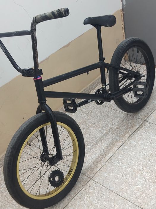 Продам срочно бмх Kink curb