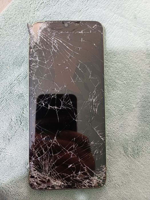 Xiaomi Redmi 14C cu displayul spart. Placa este ok