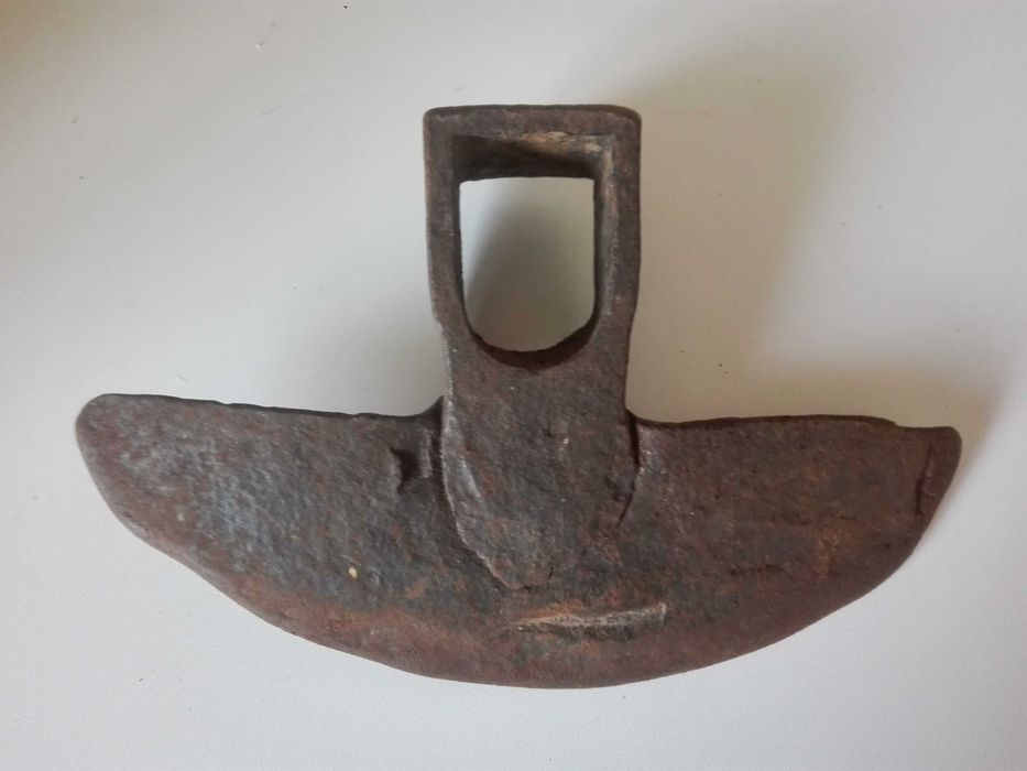 Стари дървени съдове , мотика и ножица и маши за печка.