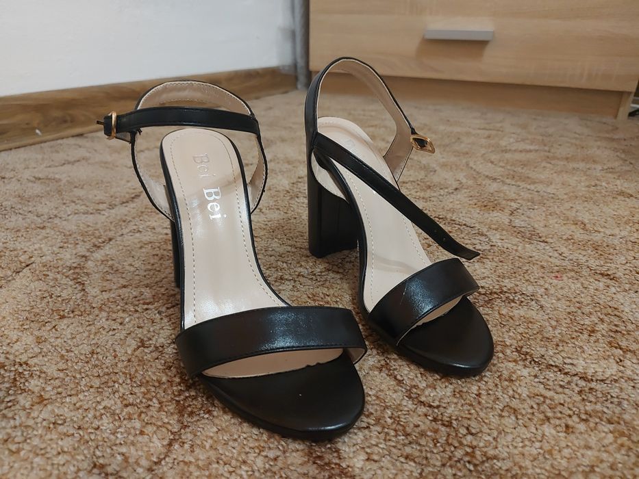 Sandale negre cu toc gros , marime 36