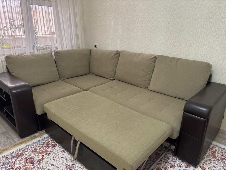 Продается диван с полочками на боку