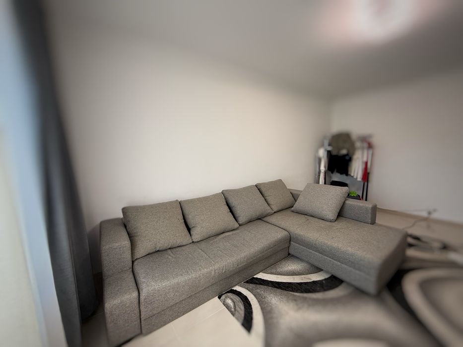 Canapea extensibilă gri + 5 perne, preț avantajos