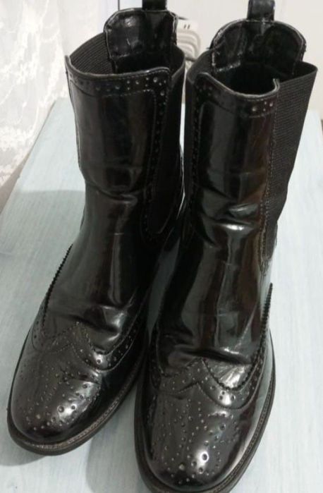 Ghete din piele naturală lăcuită, mărimea 38