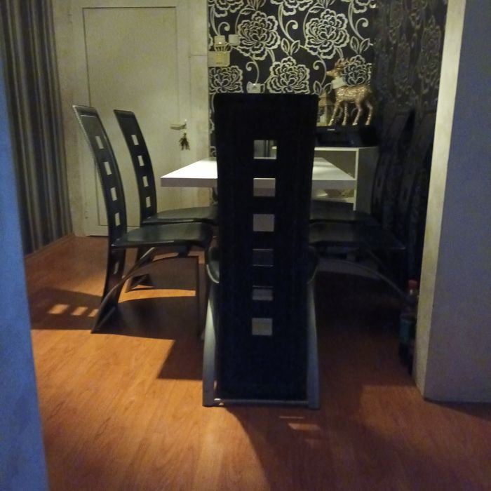 Продавам шест броя трапезни столове много запазени!