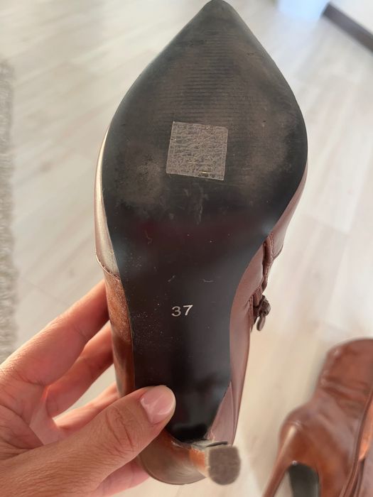 Низкие сапоги на высоком каблуке