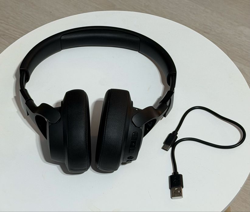 JBL TUNE 760NC aproape noi