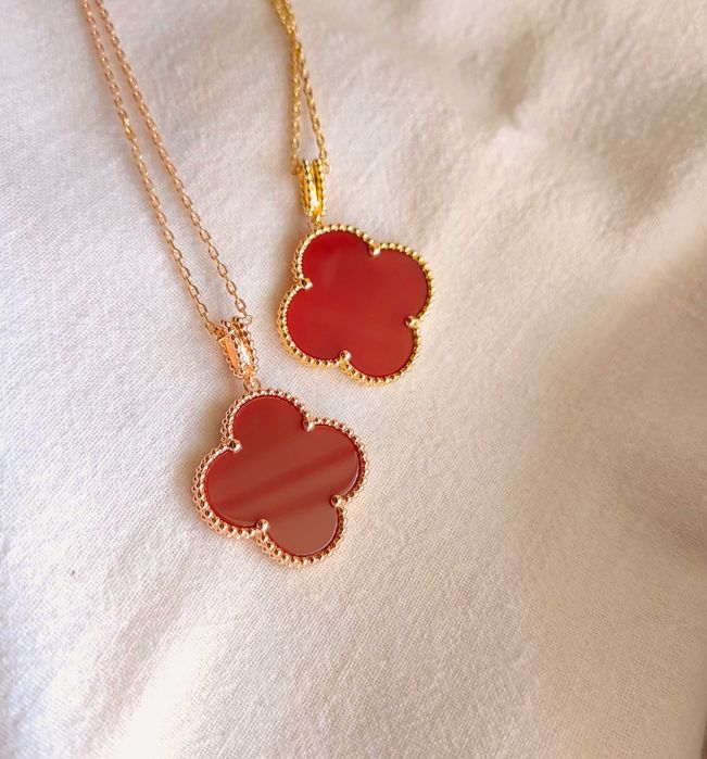 Дълго дамско колие с голяма детелина от червен карнелин, Van Cleef VCA