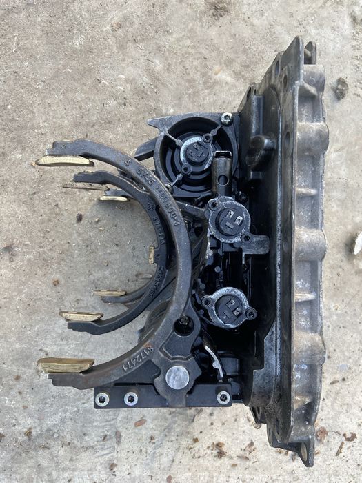 Capac cutie volvo cu furci complet.