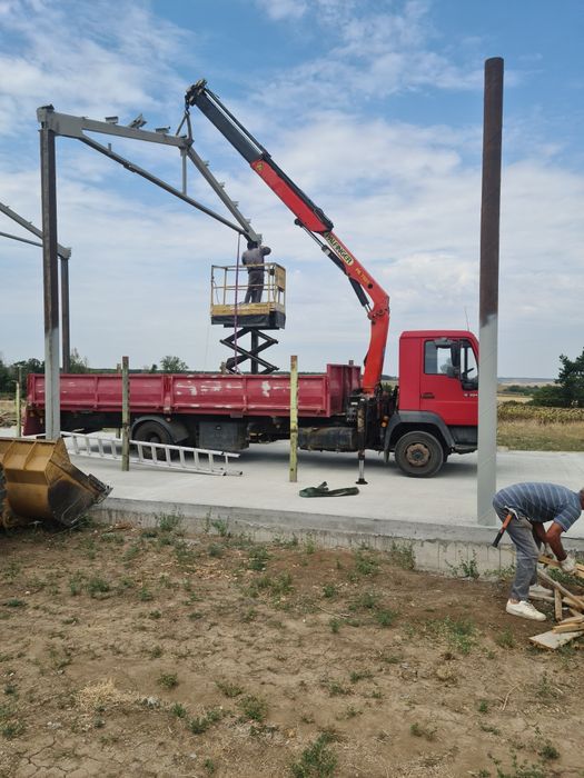 Ман самосвал със кран