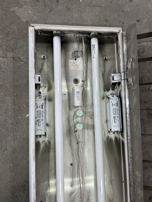 Продам потолочные светильники.