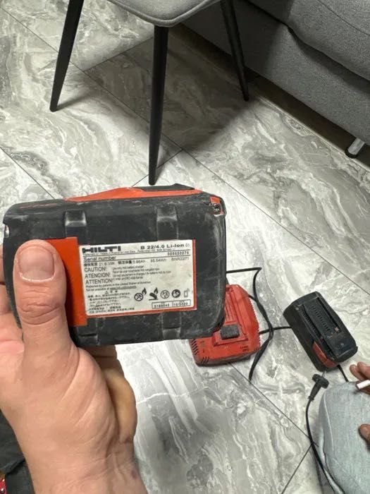 Батерий със зарядно Хилти