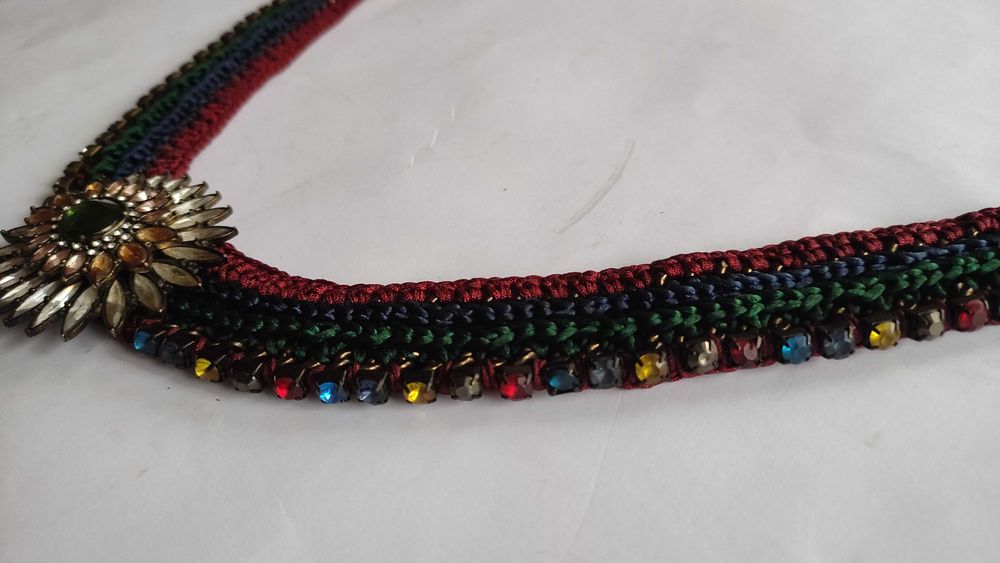 Масивно колие на ZARA с цветни кристали и ръчно изплетена яка