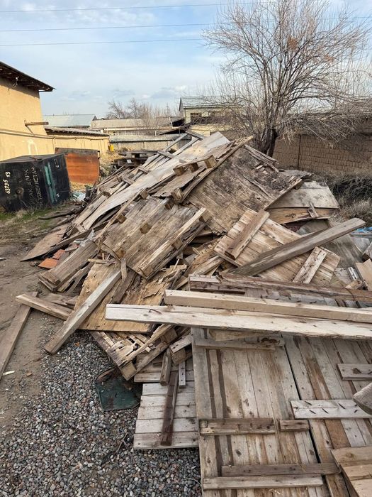 Qurilishdan qolgan taxta va otinlar sotiladi