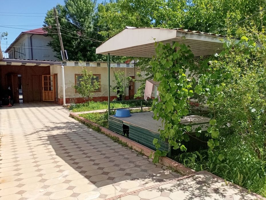 Ҳовли уй сотилади