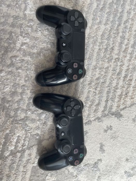 Два джойстика ps4 работают отлично