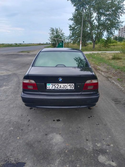 Автомобиль БМВ5 525i