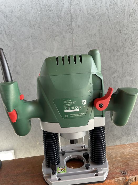 Bosch POF 1200 AE – Freză electrică pentru lemn 1200W – Stare excelentă, completă în cutie