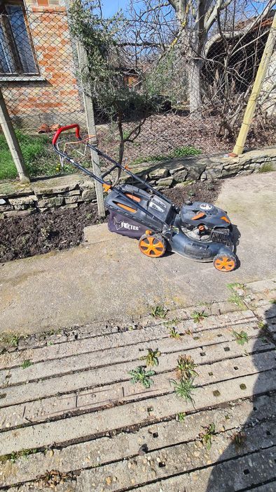 Бензинова самоходна косачка