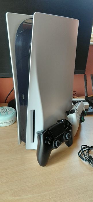 PS5 1TB Перфектна с игри + 2 джойстика