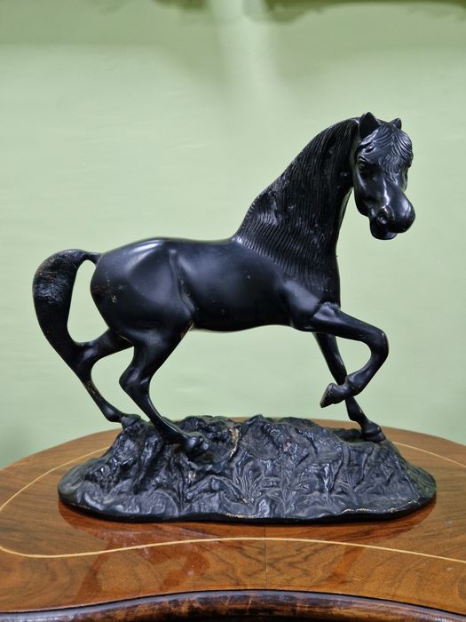 Прекрасна антикварна френска бронзова фигура статуетка