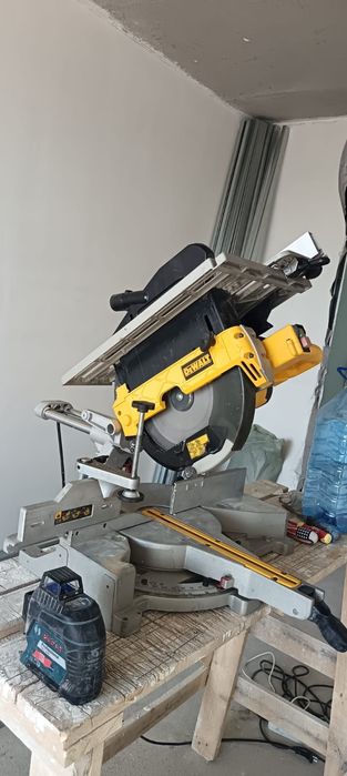 Торцовочная пила Dewalt
