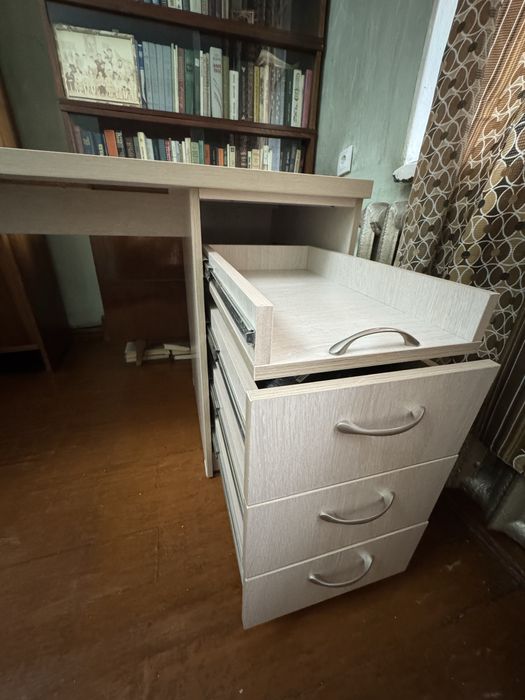 стол маникюрный в отличном состоянии