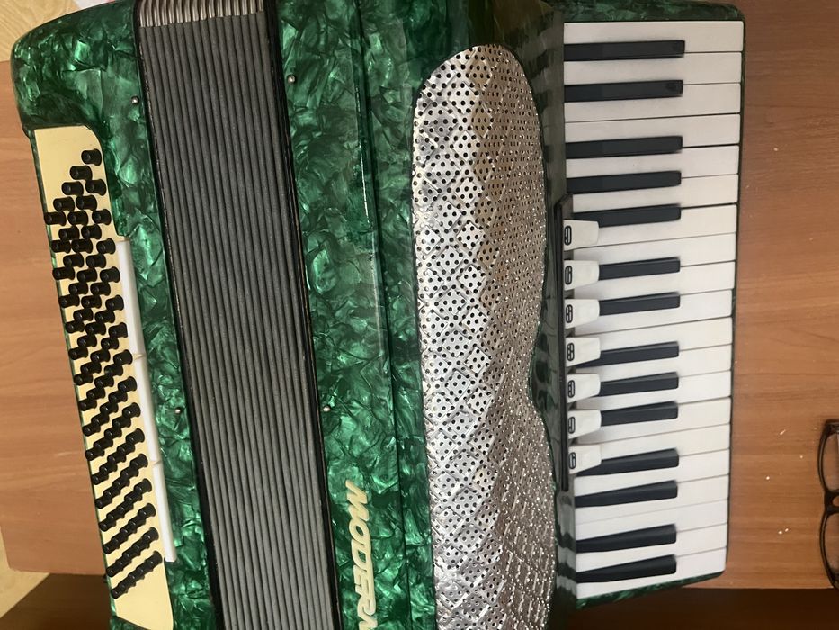 Acordeon marca modern verde sidefat