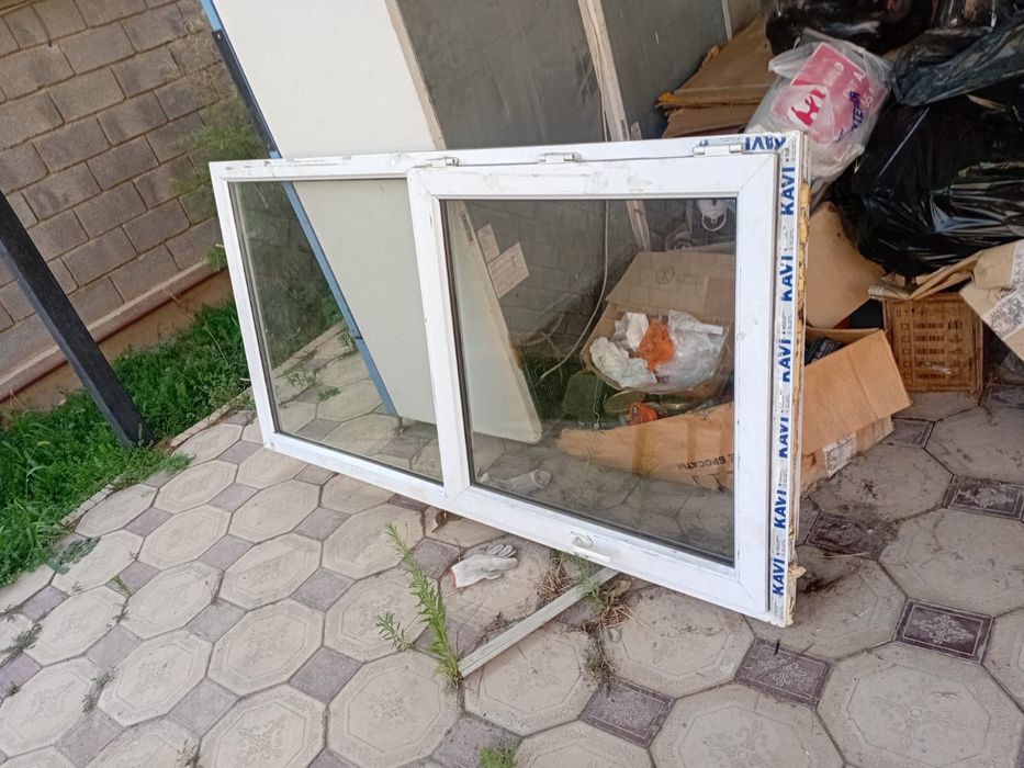 Пластиковая дверь, и окно
