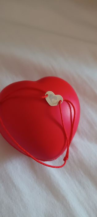 Bratara cu snur rosu in forma de inimioara
