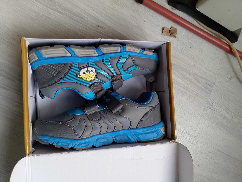 Продавам ботуши и маратонки.