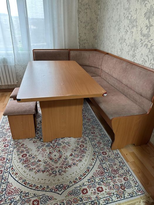 Кухонный уголок с столом и 2 табуретами